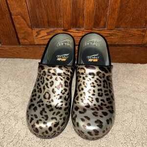Dansko XP 20, size 41 leopard print clogs